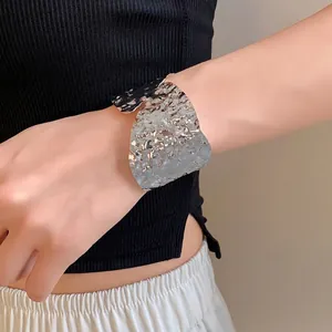 Brazalete abierto geométrico irregular arrugado de plata minimalista para mujer elegante