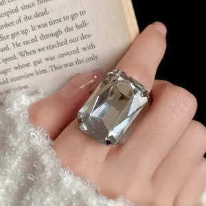 Dettaglio di un grande anello rettangolare in cristallo con montatura in argento.