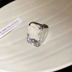 Primo piano di un anello vintage in argento con un grande cristallo trasparente quadrato