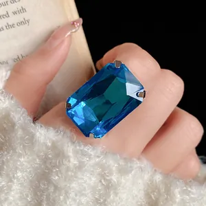 Primo piano dettagliato di un anello in stile vintage con una grande gemma blu rettangolare