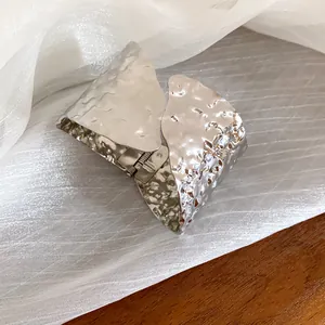 Primer plano detallado de un brazalete rígido de plata martillada con gran textura