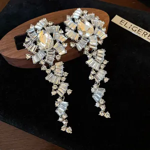 Gedetailleerde macro-opname van elegante zilveren druppeloorbellen met kristallen