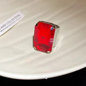 Primo piano di un anello vintage con gemma rossa quadrata e montatura argentata regolabile