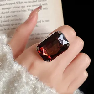 Primo piano di un anello vintage con gemma rettangolare marrone rossiccio.