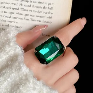Dettaglio macro di un grande anello con pietra preziosa rettangolare verde smeraldo