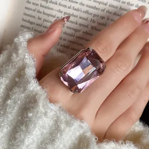 Dettaglio ravvicinato di un anello di lusso vintage con gemma rosa quadrata