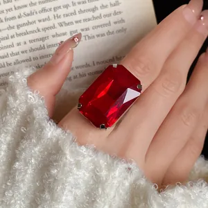 Dettaglio macro di un anello vintage regolabile con una grande pietra rossa rettangolare