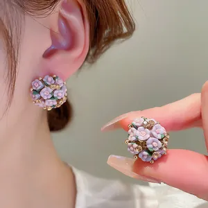 Élégantes boucles d'oreilles clous fleurs en céramique violettes avec strass brillants