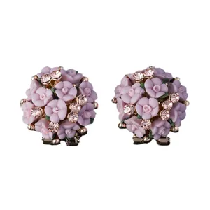 Élégantes boucles d'oreilles fleurs en céramique violette avec des strass roses brillants.