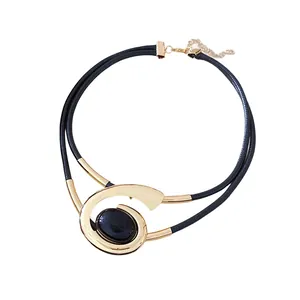 Elegante geometrische spiraalketting met zwarte steen en goudkleurige accenten