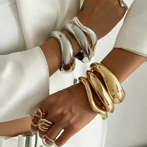 Brazaletes metálicos gruesos dorados y plateados ondulados con anillos minimalistas de mujer