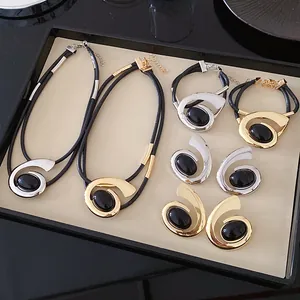 Elegante geometrische spiraalvormige sieradenset met zwarte stenen en kettingen