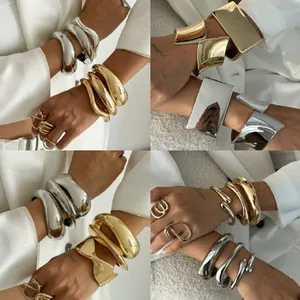 Collage de brazaletes de metal minimalistas en oro y plata usados por las manos del modelo