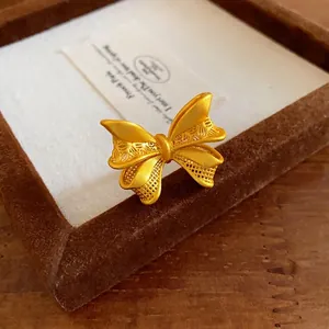 Eleganter offener Ring mit Schleife im neuen chinesischen Stil und Goldgitterdetails