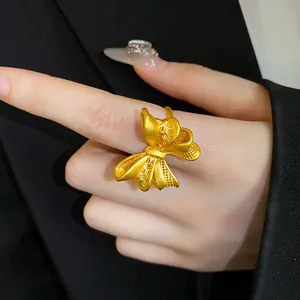 Nahaufnahme eines eleganten goldenen offenen Rings in Schleifenform mit Textur