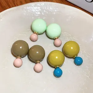 Detailansicht von bonbonfarbenen Doppel-Kugelsteckern in verschiedenen Pastelltönen
