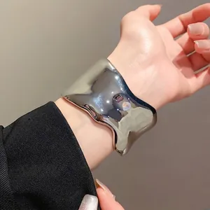 Brazalete irregular de metal plateado con acabado brillante de espejo de lujo