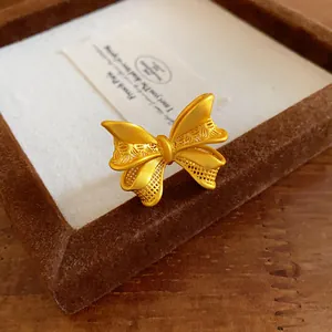 Detaillierte Nahaufnahme eines goldenen Schmetterlingsrings mit filigranem Dekor