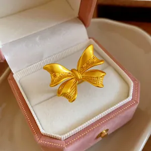 Detailaufnahme eines goldenen mattierten Schleifenrings mit aufwendiger Textur im Detail