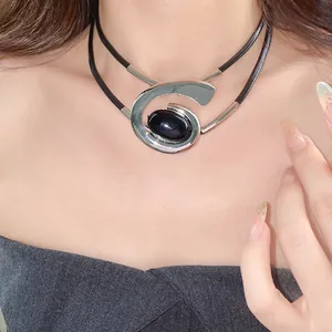 Close-up van elegante geometrische spiraal choker ketting met zwarte edelsteen voor dames