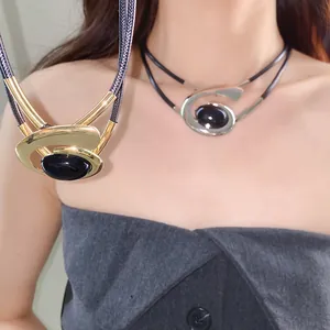 Elegante geometrische spiraal choker ketting met een centraal zwarte steen detail