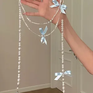 Elegante collana lunga di perle in stile francese con diversi fiocchi in nastro celeste