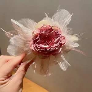 Elegante Molletta per Capelli a Forma di Fiore e Piuma in Stile Foresta per Donna Clip a Squalo Fatta a Mano per Chignon