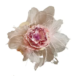 Elegante molletta per capelli a fiore rosa con piume delicate