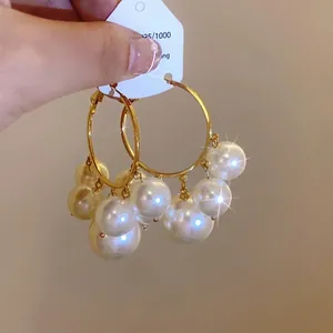 Elegante französische Retro-Goldcreolen mit glänzenden weißen Perlenclustern für Damen