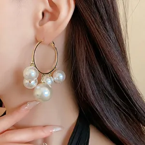 Elegante Creolen im französischen Retro-Stil mit fünf weißen hängenden Perlen für Damen