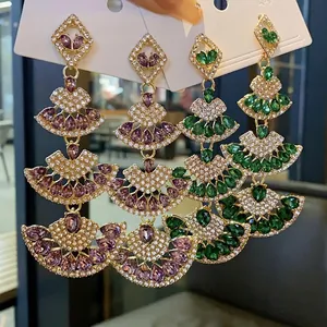 Orecchini vintage a ventaglio con nappine, strass e cristalli viola e verdi scintillanti