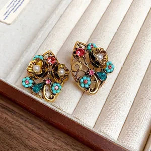 Orecchini vintage a forma di fiore con perle e strass colorati in una finitura dorata
