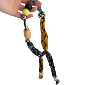 Collana patchwork in tessuto fatta a mano bohémien con perline colorate e dettagli in legno