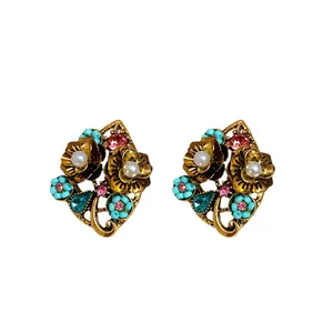 Orecchini vintage a fiore dorati con perle e strass colorati da donna eleganti