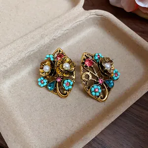 Orecchini a lobo vintage floreali con strass colorati e perle in finitura dorata