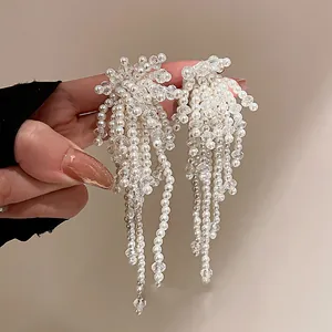 Boucles d'oreilles élégantes à pampilles en perles blanches et cristaux avec franges