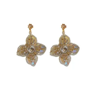 Boucles d'oreilles vintage en fleurs de cristal avec perles et pétales irisés