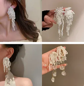 Détails de boucles d'oreilles élégantes à pampilles en perles, cristaux et nacre