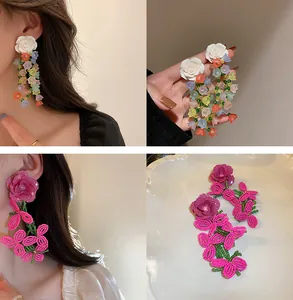 Collage détaillé présentant d'élégantes boucles d'oreilles vintage roses à glands et perles