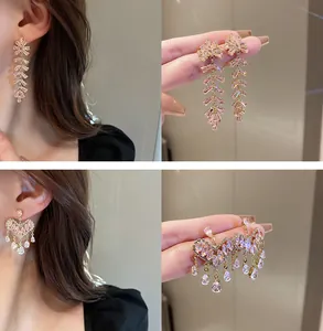Vue détaillée de boucles d'oreilles pendantes en cristal rose en forme de cœur