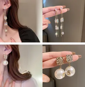 Détails de boucles d'oreilles à pampilles en cristal et perles vintage avec le numéro 5.