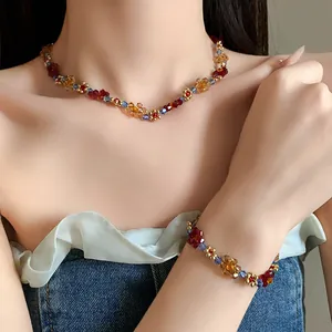 Vista dettagliata della collana e del bracciale con fiori di perline colorate sul modello