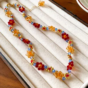 Primo piano dettagliato di una collana di fiori di perline colorate in un vassoio per gioielli