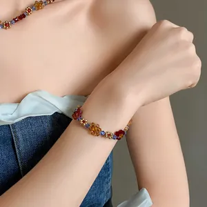 Dettaglio ravvicinato di un braccialetto di fiori di perline colorate al polso di una donna