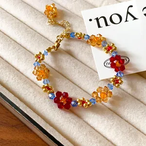 Primo piano di una collana di fiori di perline colorate con perline di cristallo vivaci.