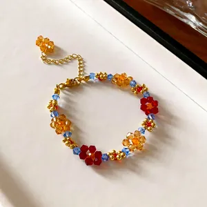 Dettaglio della collana di fiori di perline colorate in stile dopamina con cristalli