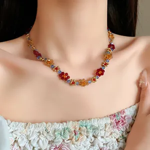 Primo piano di una collana di fiori in perline colorate sulla clavicola di una modella