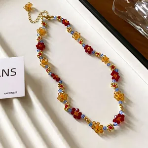 Vista dettagliata di una collana di perle stile dopamina con motivi a fiori tessuti