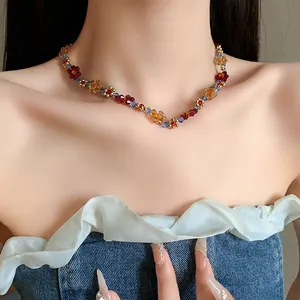 Primo piano di una collana di fiori di perline colorate indossata sul collo di una modella