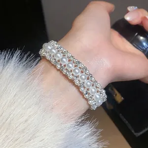 Braccialetto in Stile Francese Lusso Leggero Multistrato con Perle Artificiali e Strass per Donna Elegante Colore Argento Catena a Mano Larga Gioielli